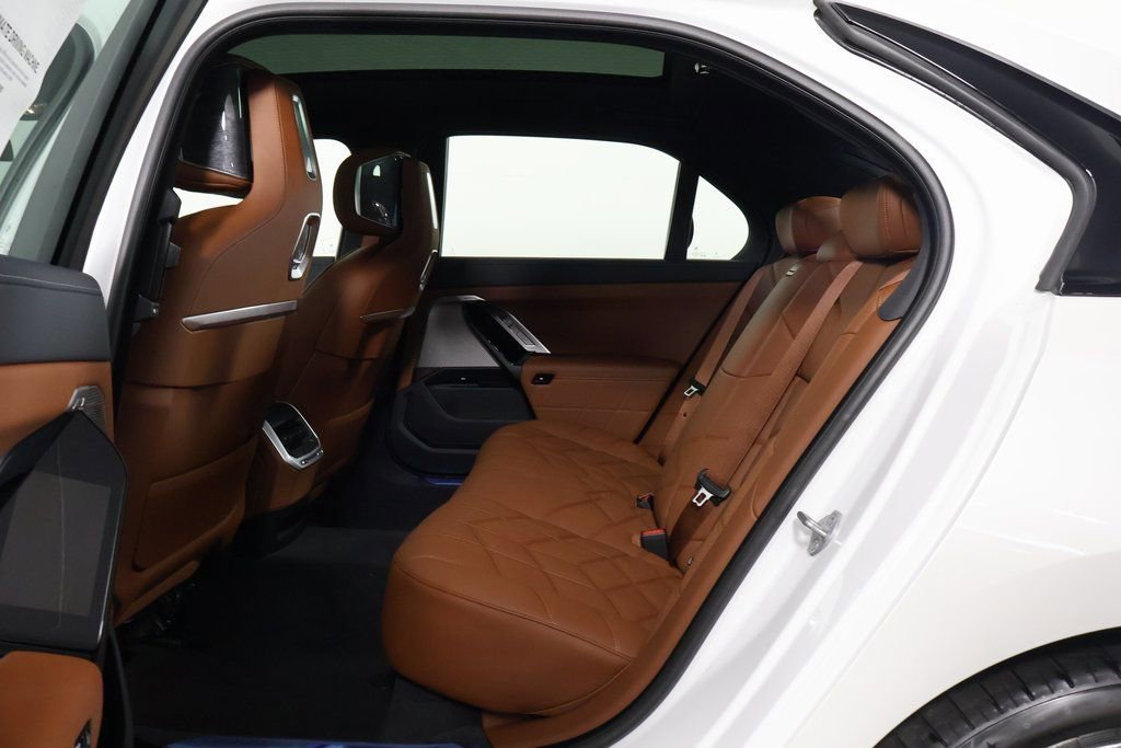 New 2026 BMW 750e xDrive w/ Executive Package image 7
