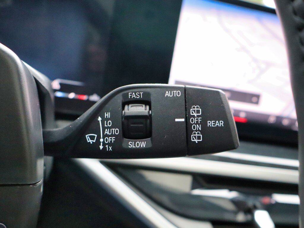 Used 2025 BMW X7 xDrive40i w/ M Sport Package AWD/4WD image 32