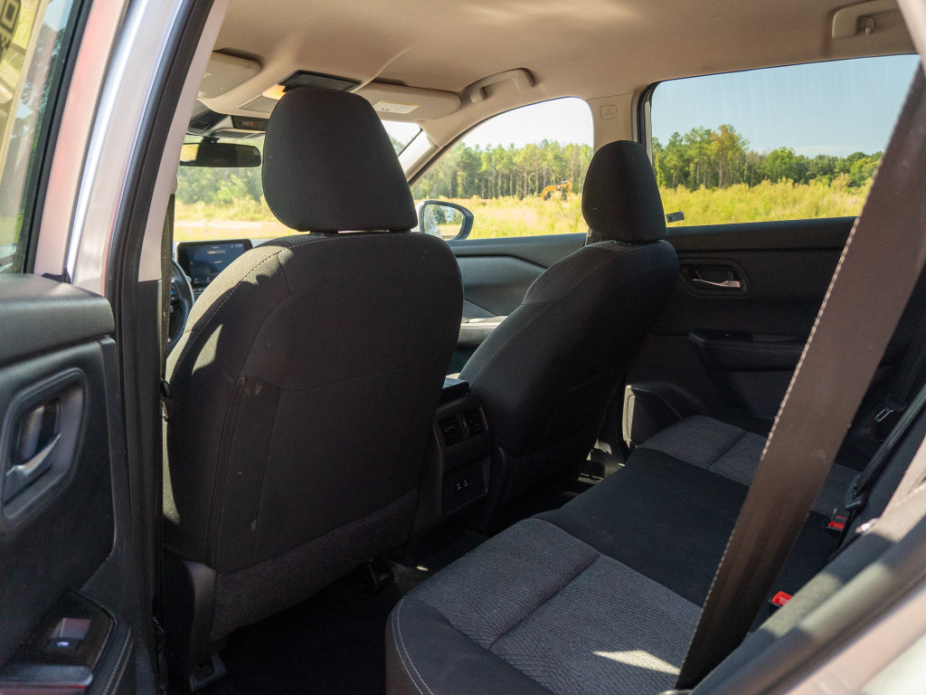 Used 2025 Nissan Rogue SV FWD image 14