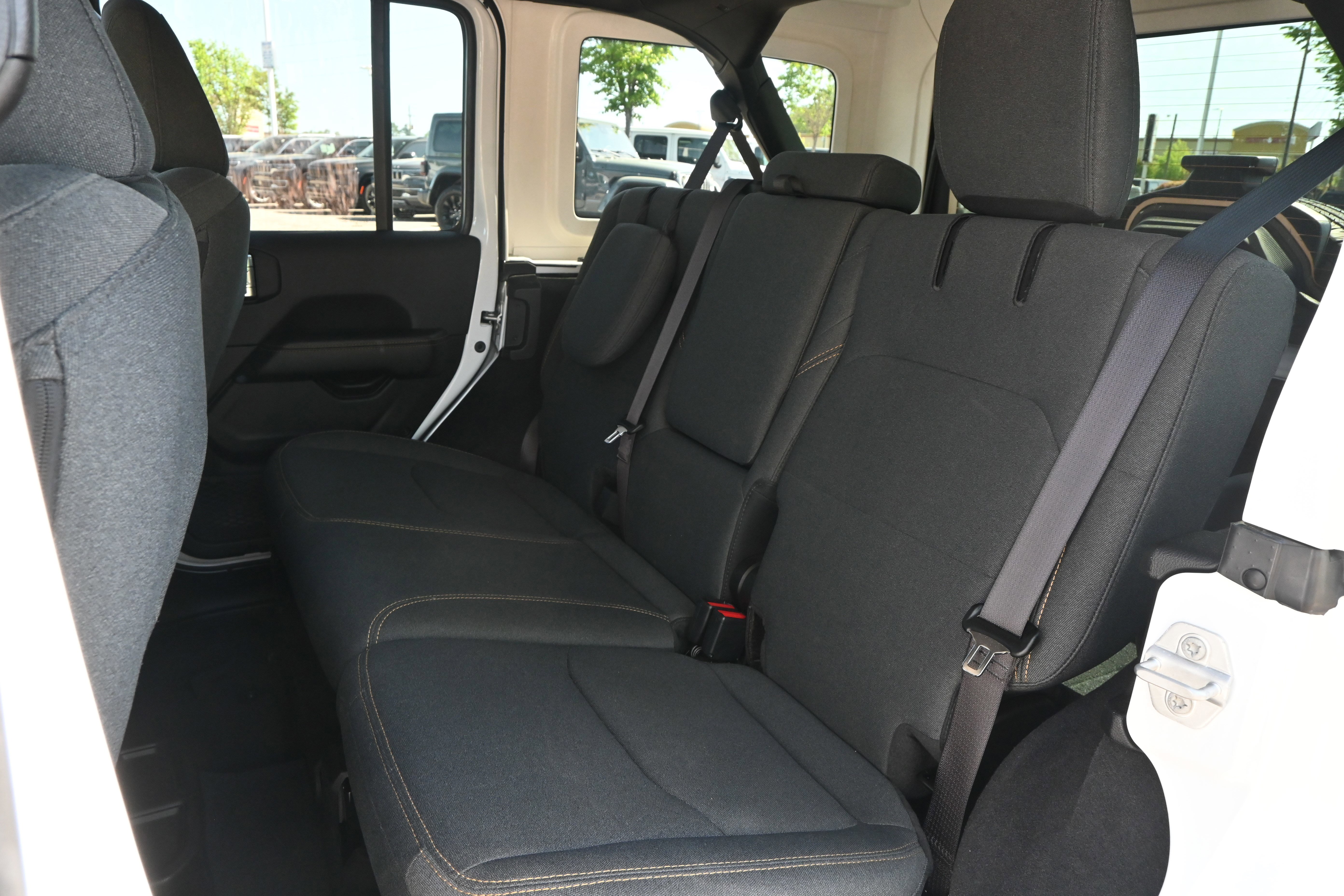 Used 2025 Jeep Wrangler Unlimited Sahara AWD/4WD image 31