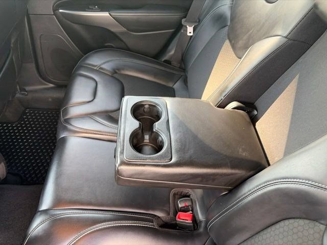 Used 2020 Jeep Cherokee Latitude Plus w/ Cold Weather Group AWD/4WD image 34
