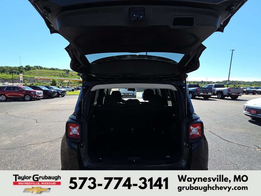Used 2017 Jeep Renegade Latitude AWD/4WD image 30
