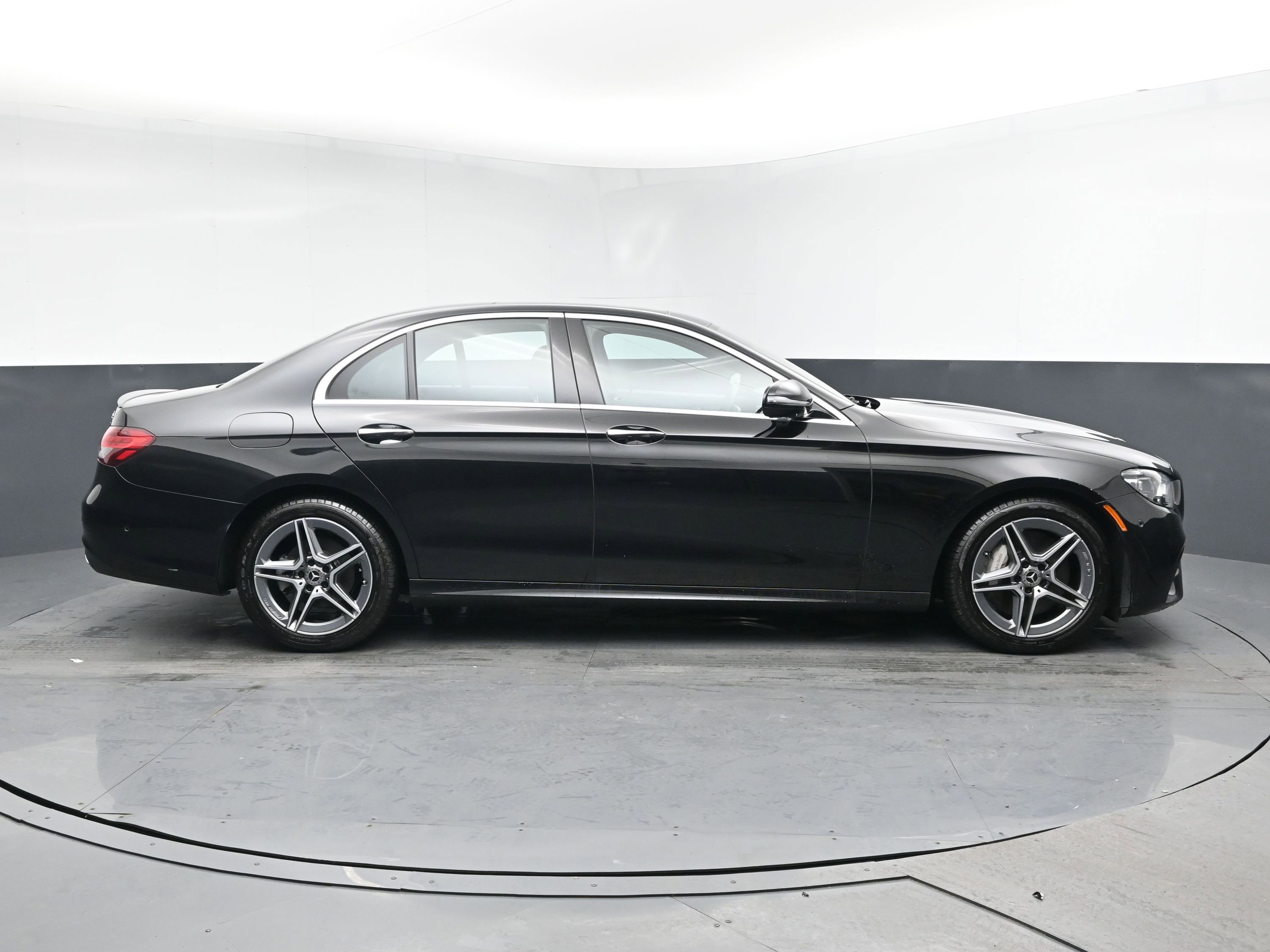 Used 2022 Mercedes-Benz E 350 4MATIC Sedan image 3