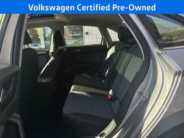 Certified 2025 Volkswagen Jetta SE w/ Sunroof Package image 28