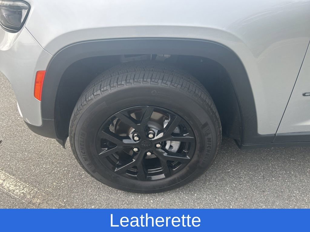 Used 2024 Jeep Grand Cherokee Altitude image 3