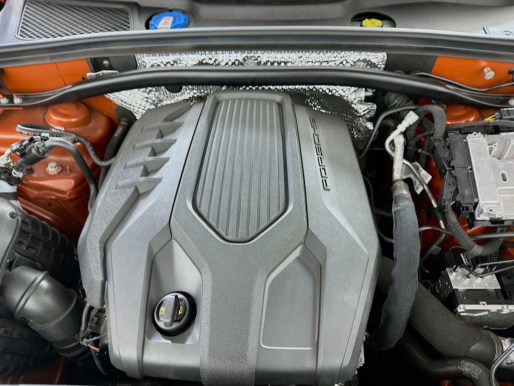 Certified 2022 Porsche Macan AWD/4WD image 31