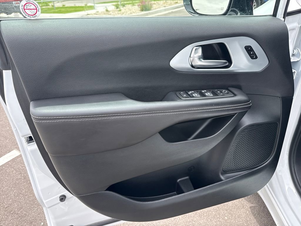Used 2026 Chrysler Pacifica Limited AWD/4WD image 12