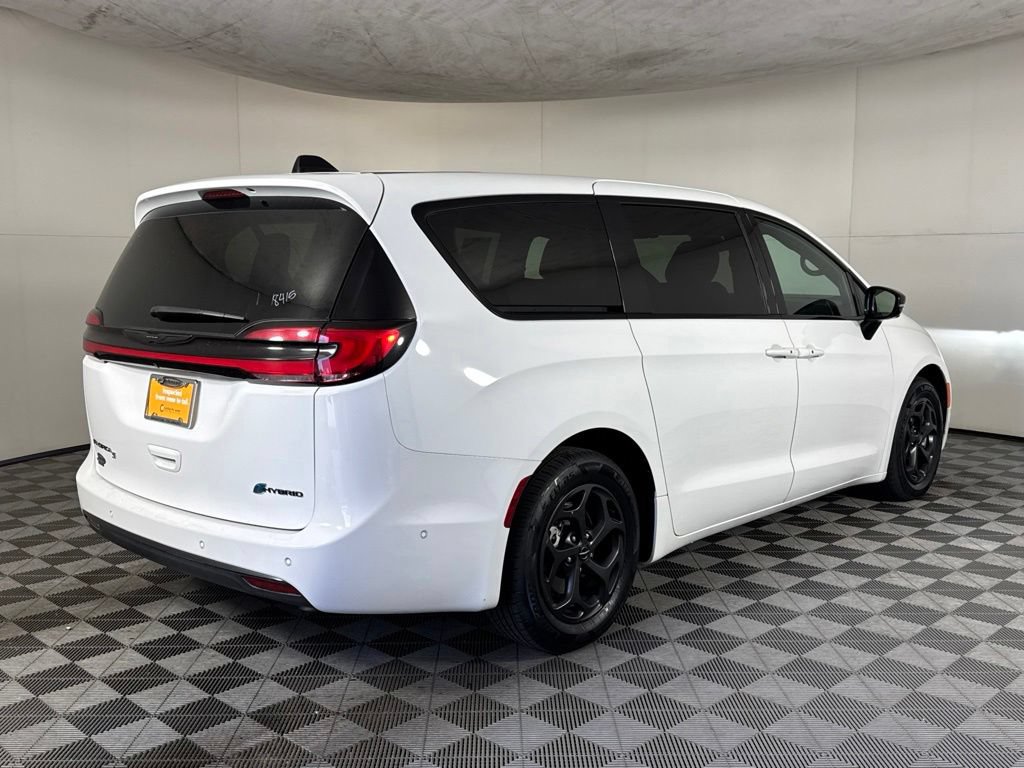 Certified 2024 Chrysler Pacifica Limited FWD image 6