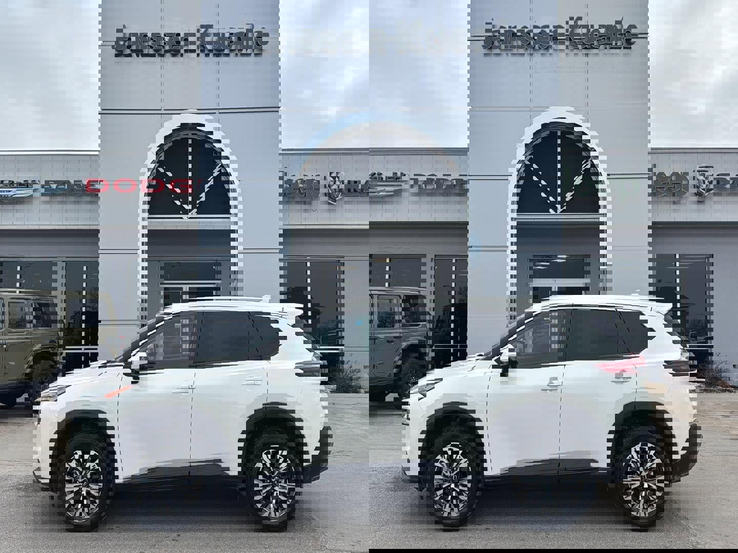 Used 2023 Nissan Rogue SV image 1