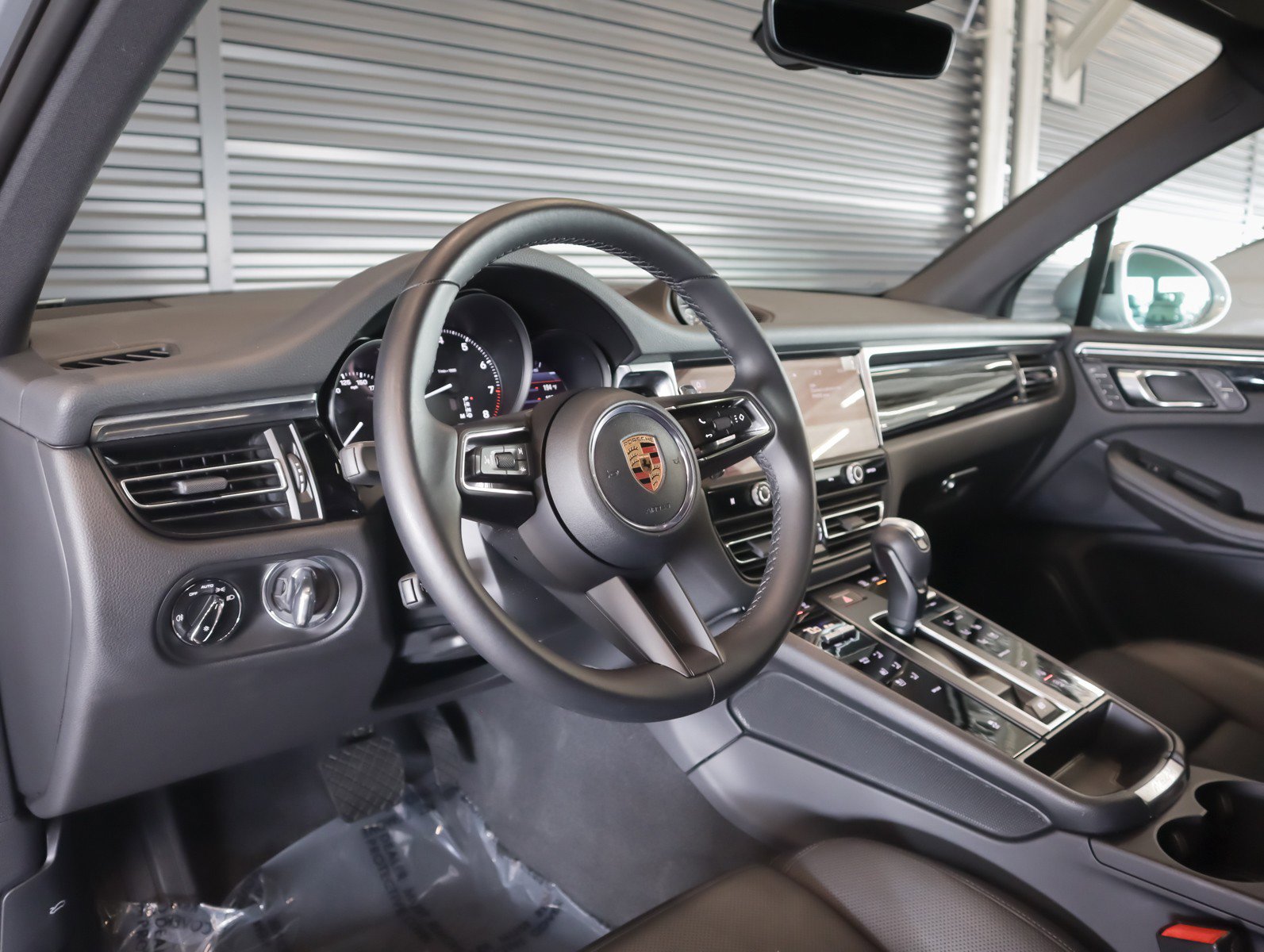 Certified 2023 Porsche Macan AWD/4WD image 4