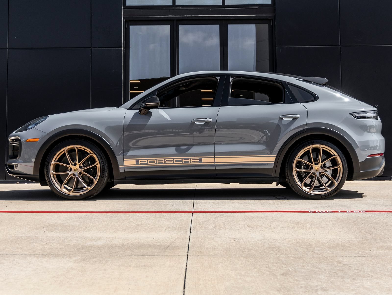 Certified 2022 Porsche Cayenne Turbo GT AWD/4WD image 2