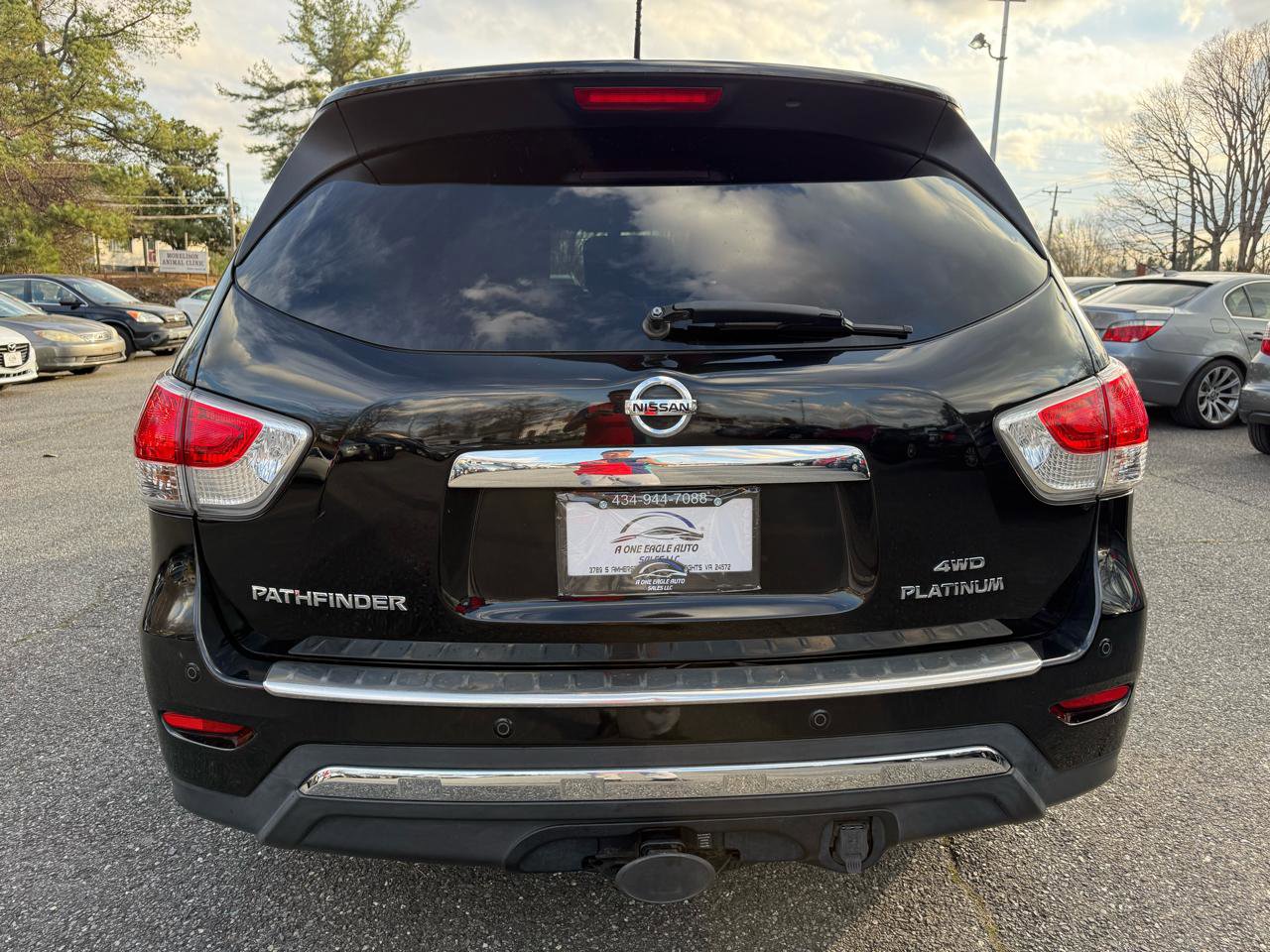 Used 2015 Nissan Pathfinder Platinum w/ Family Entertainment Package AWD/4WD image 6