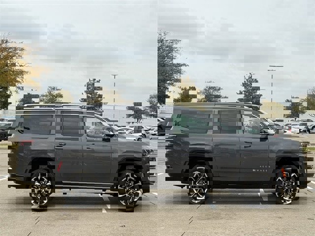 Used 2024 Jeep Wagoneer L Series III w/ Premium Group I image 3