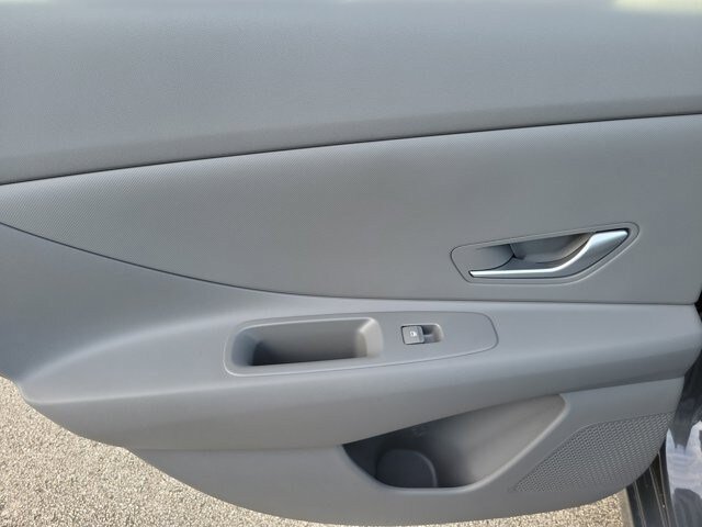 Used 2024 Hyundai Elantra Blue FWD image 15