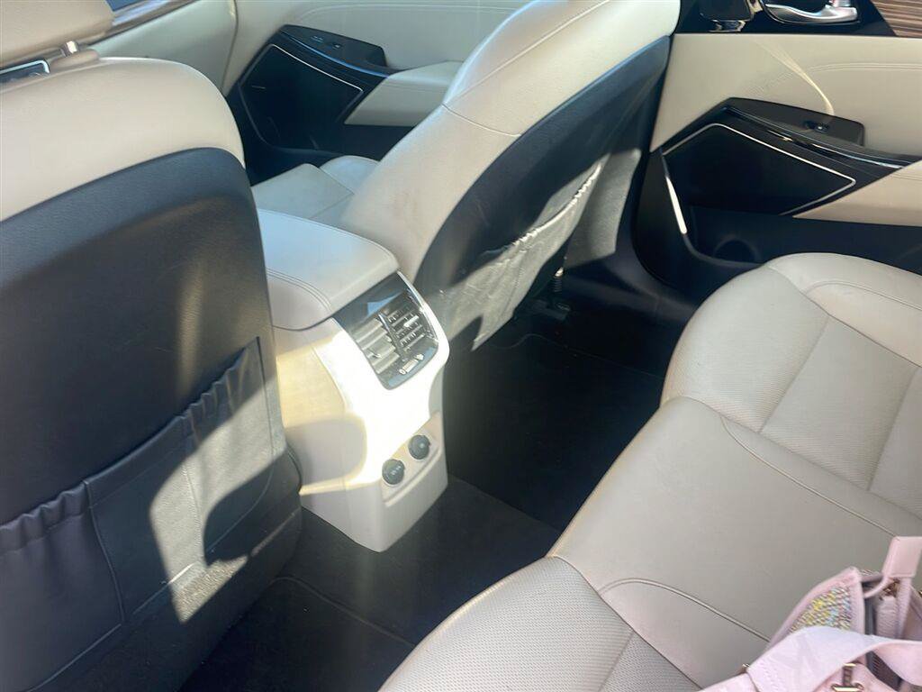Used 2017 Kia Cadenza Premium w/ Luxury Package FWD image 11