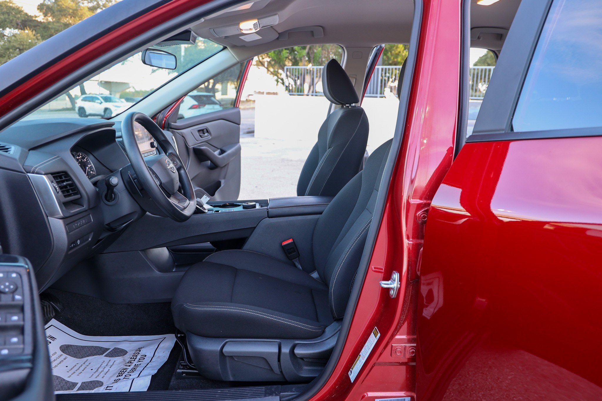 Used 2025 Nissan Rogue S AWD/4WD image 28