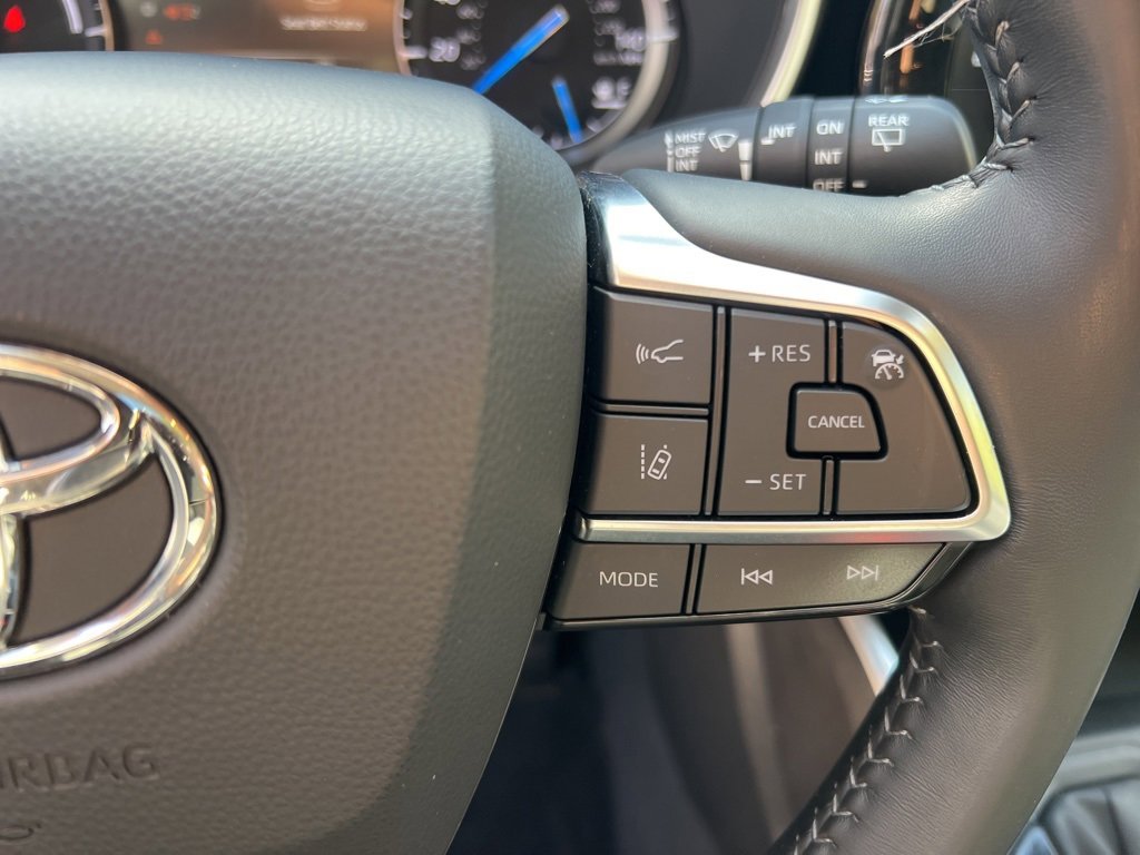 Used 2021 Toyota Highlander XLE image 14