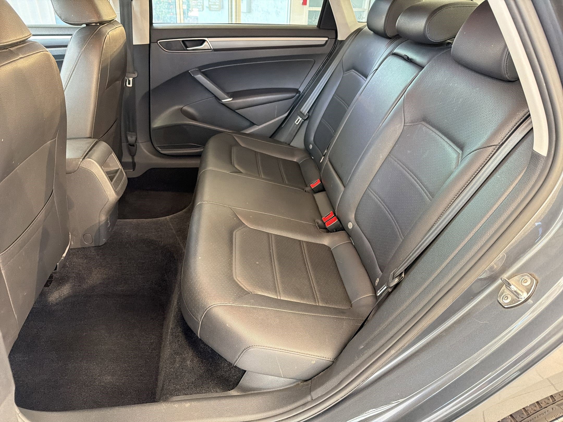 Used 2018 Volkswagen Passat 2.0T R-Line image 15