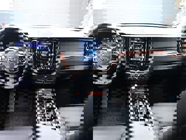 Certified 2023 Volvo XC60 B5 Plus image 9