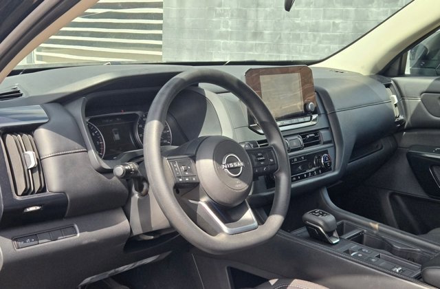 Used 2024 Nissan Pathfinder S image 9