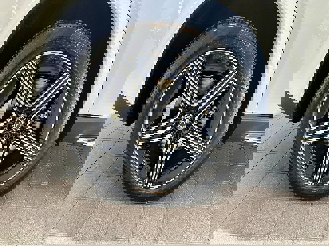 New 2026 Mercedes-Benz GLE 450e Exclusive 4MATIC AMG Line Plug image 16