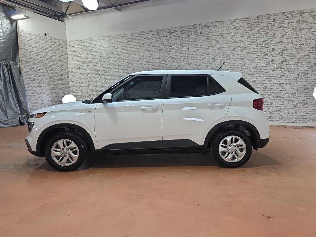 Certified 2025 Hyundai Venue SE image 4