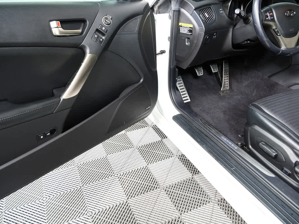 Used 2013 Hyundai Genesis 3.8 image 9