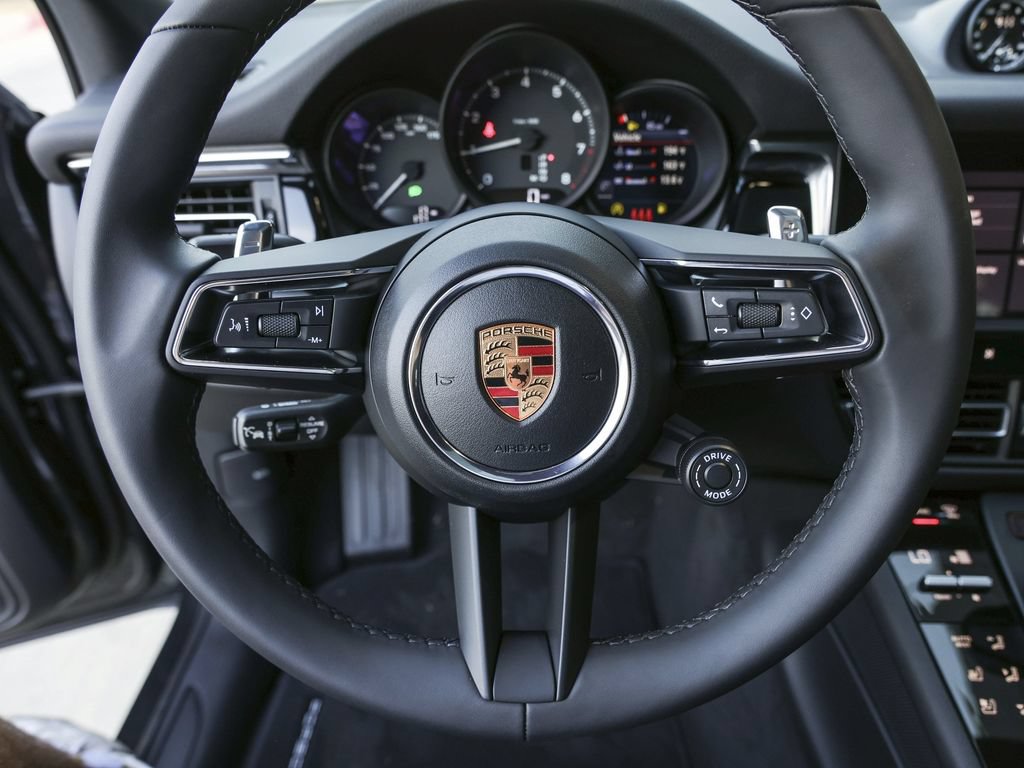 Certified 2026 Porsche Macan AWD/4WD image 17