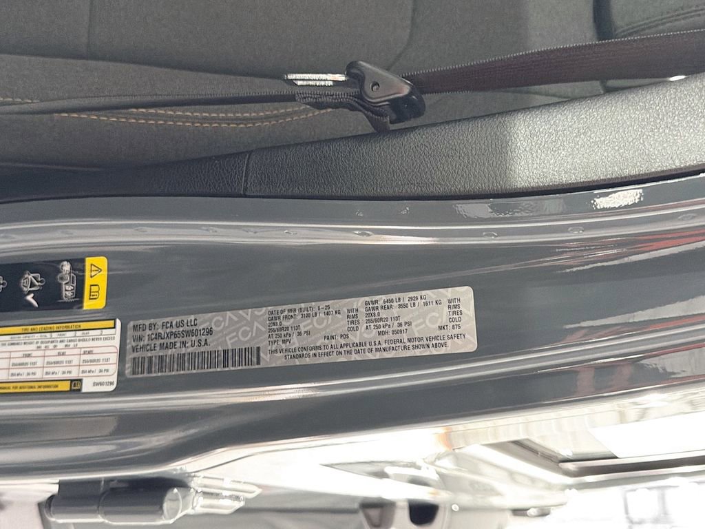 Used 2025 Jeep Wrangler Unlimited Sahara AWD/4WD image 35