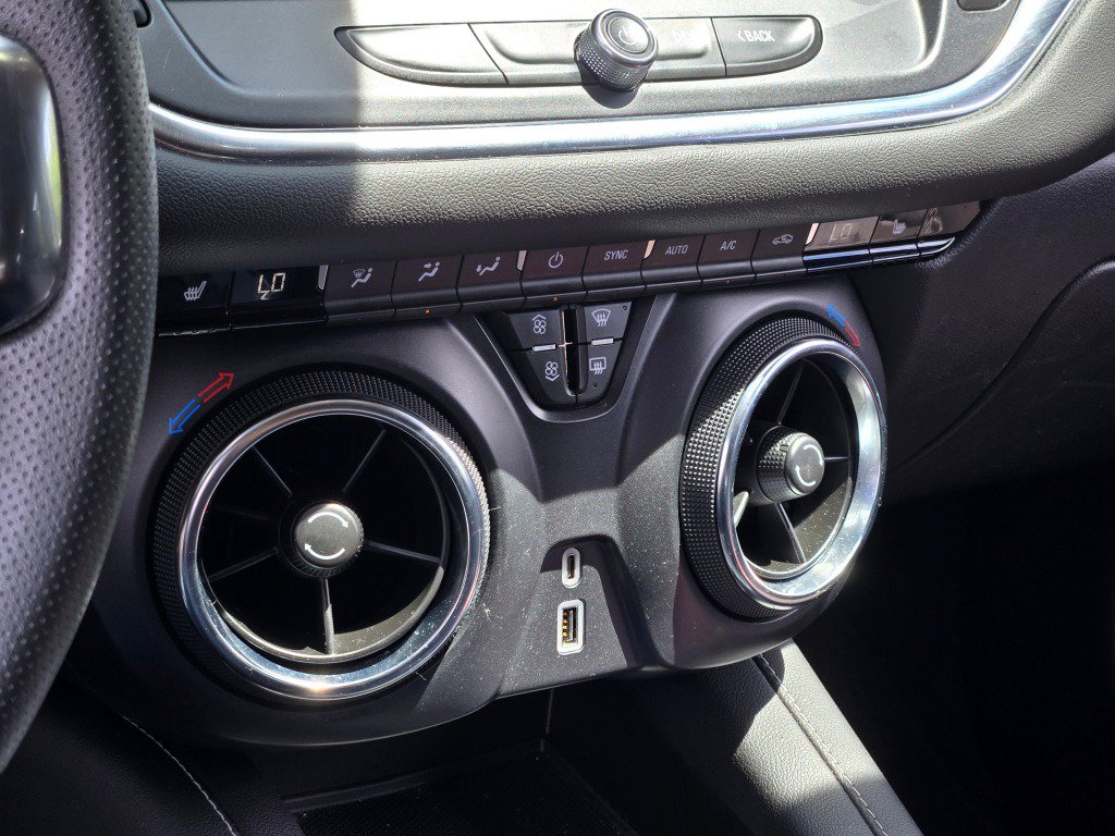 Used 2025 Chevrolet Blazer LT FWD image 27