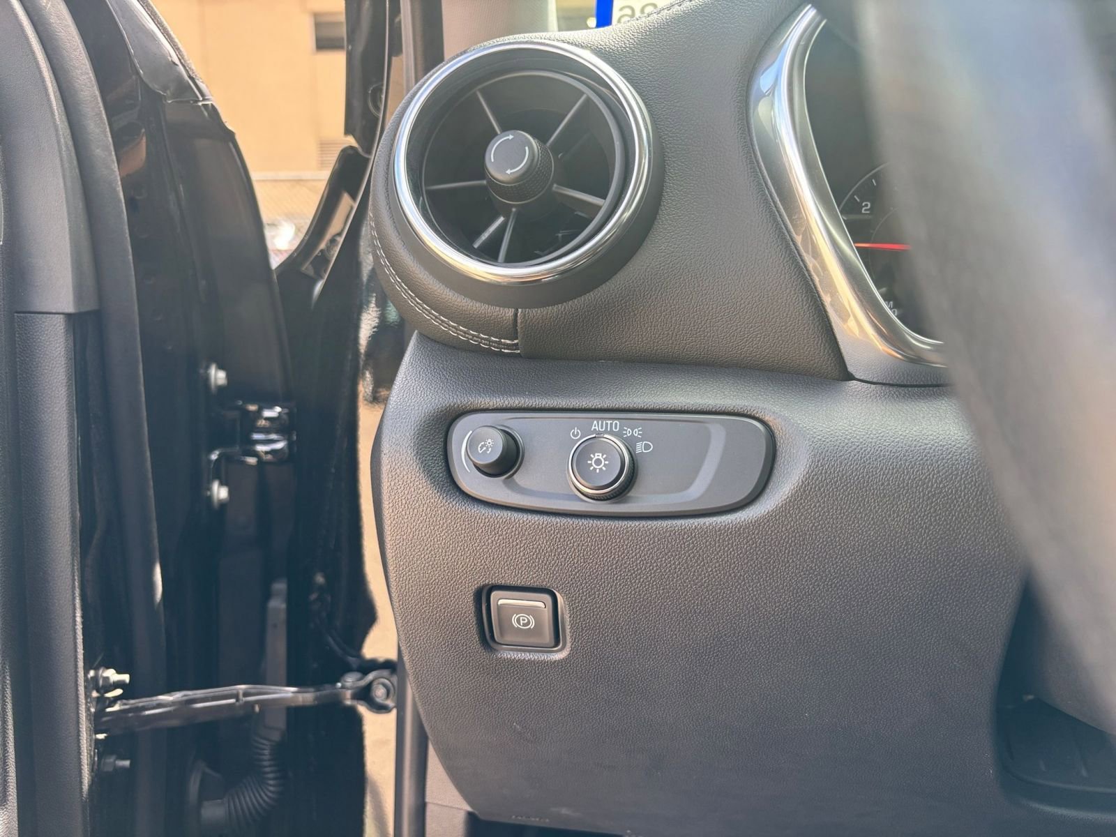 Used 2025 Chevrolet Blazer LT FWD image 33