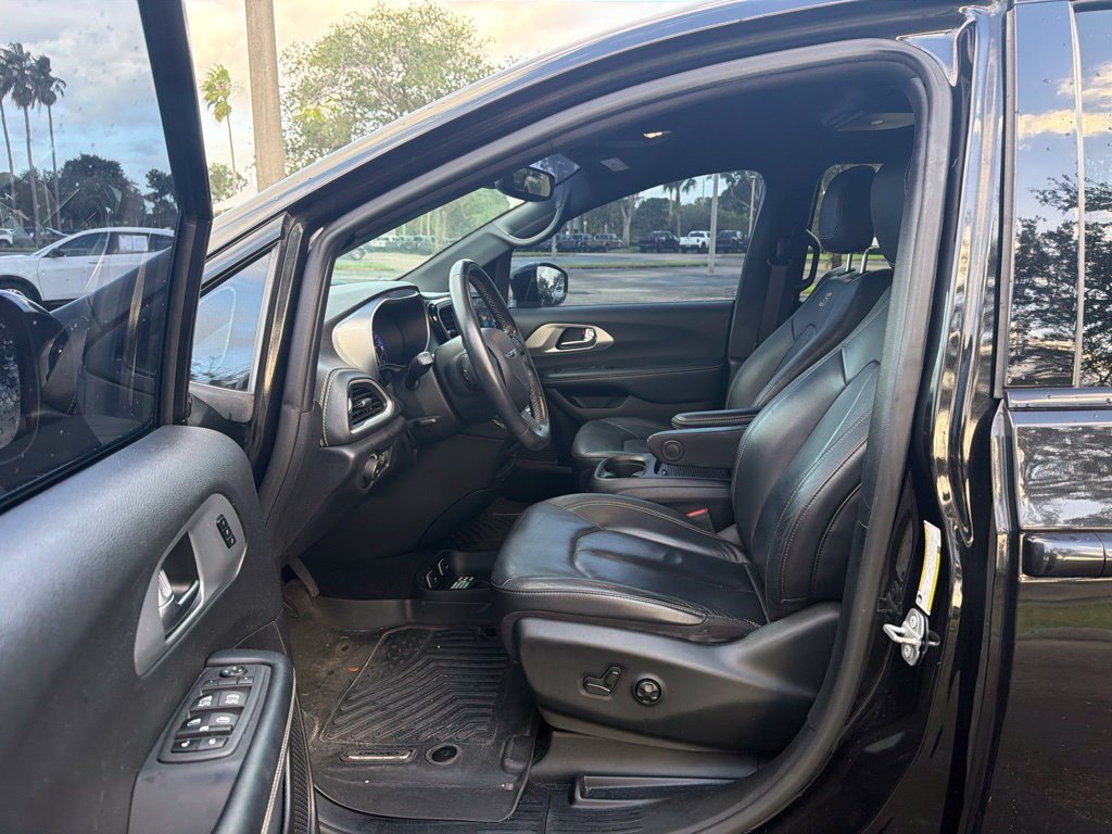 Used 2021 Chrysler Pacifica Touring-L w/ S Appearance Package FWD image 9