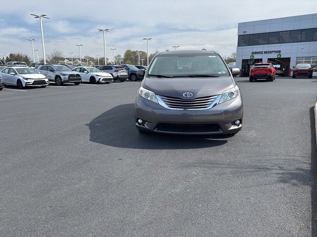 Used 2017 Toyota Sienna XLE Premium image 2