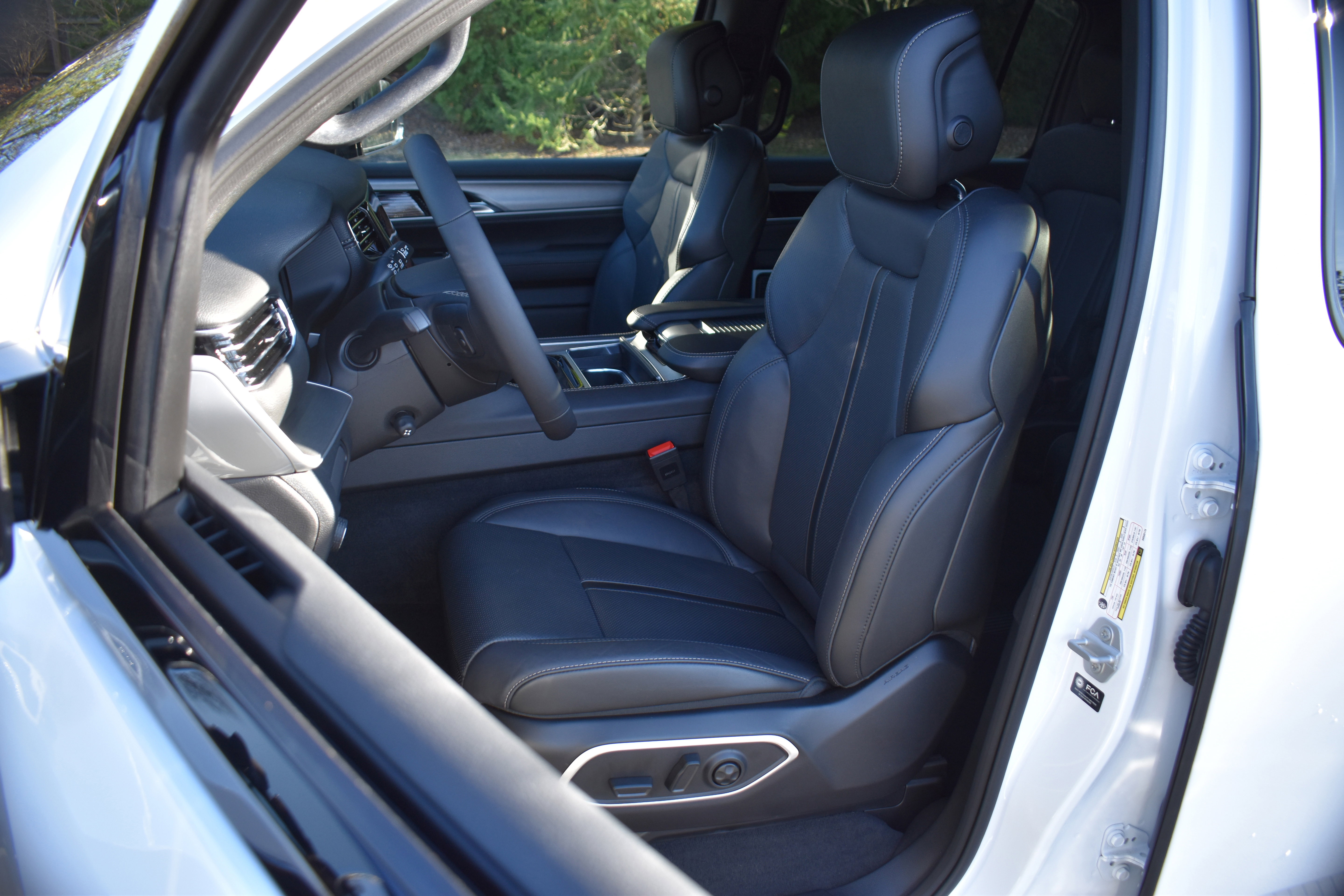 Used 2025 Jeep Wagoneer L Series II w/ Premium Group I image 20