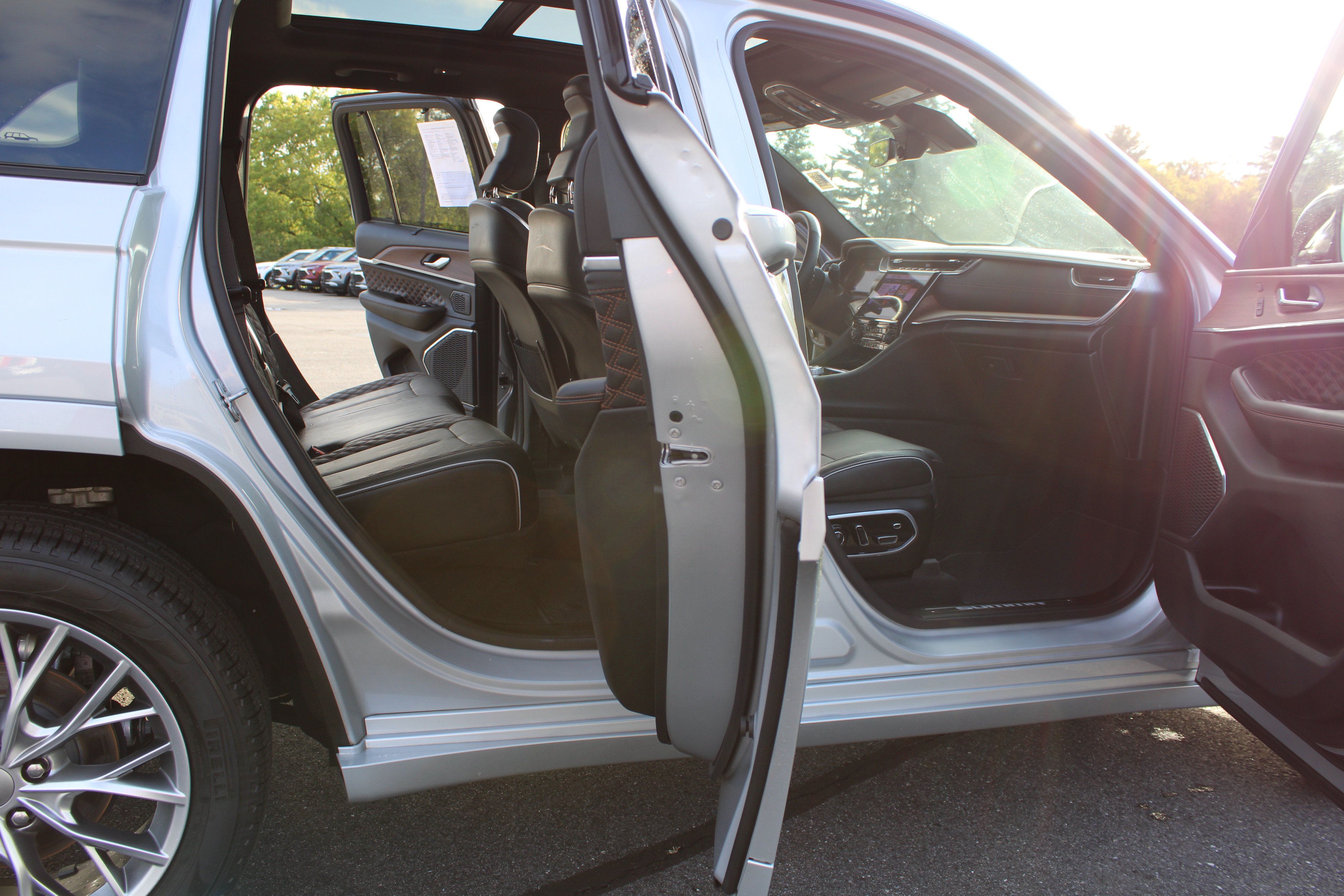 Used 2025 Jeep Grand Cherokee Summit w/ Luxury Tech Group V AWD/4WD image 22