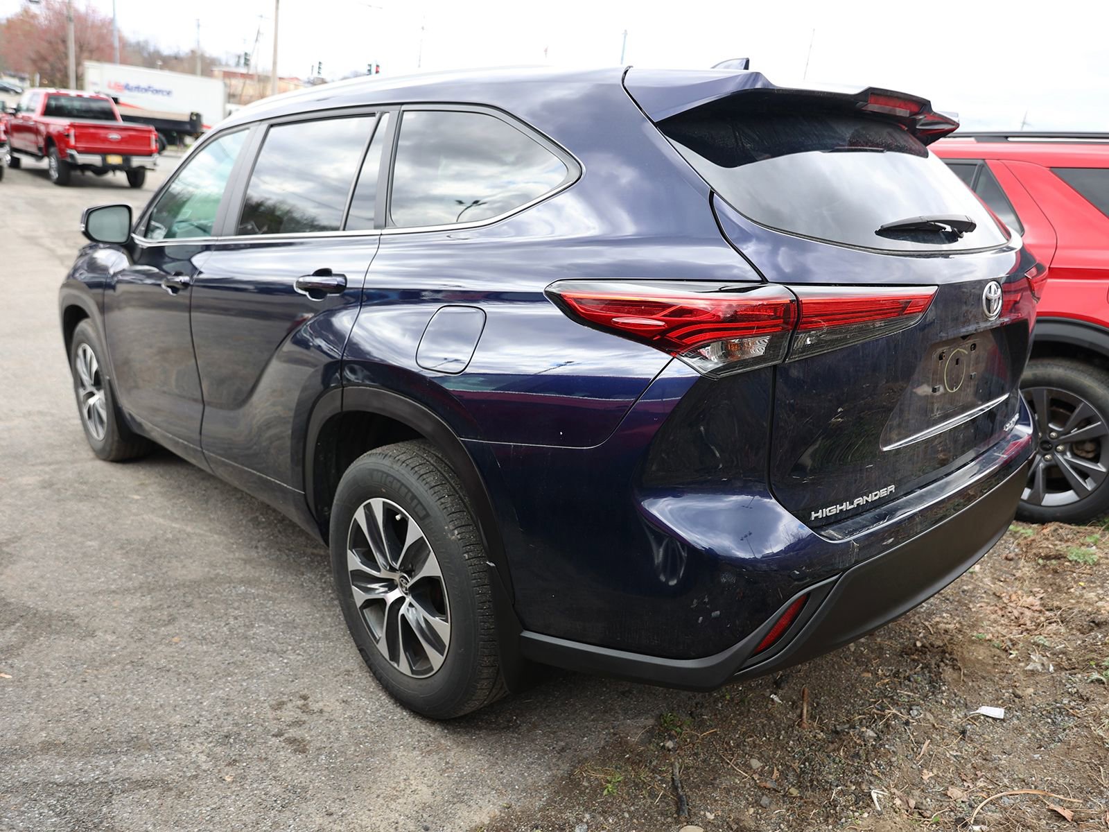 Used 2023 Toyota Highlander XLE image 4