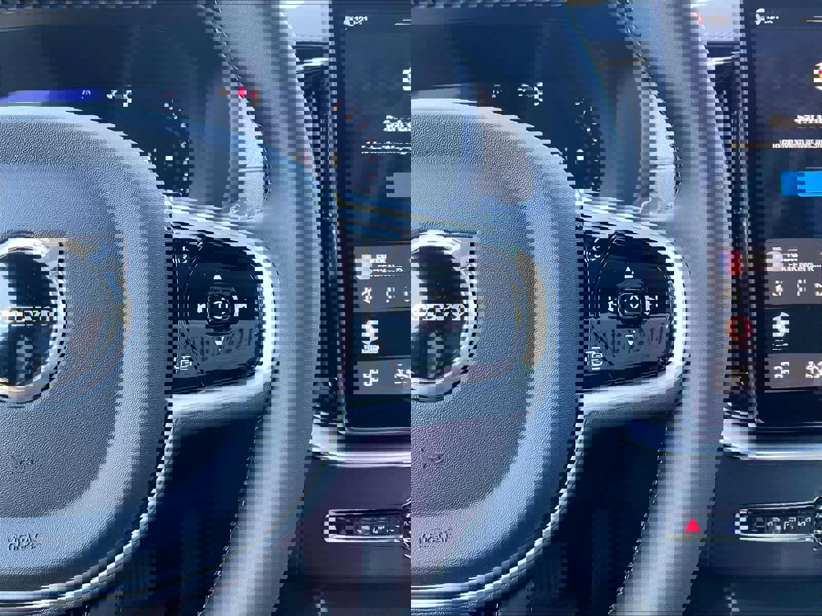 New 2026 Volvo XC90 B6 Plus w/ Protection Package Premier image 18