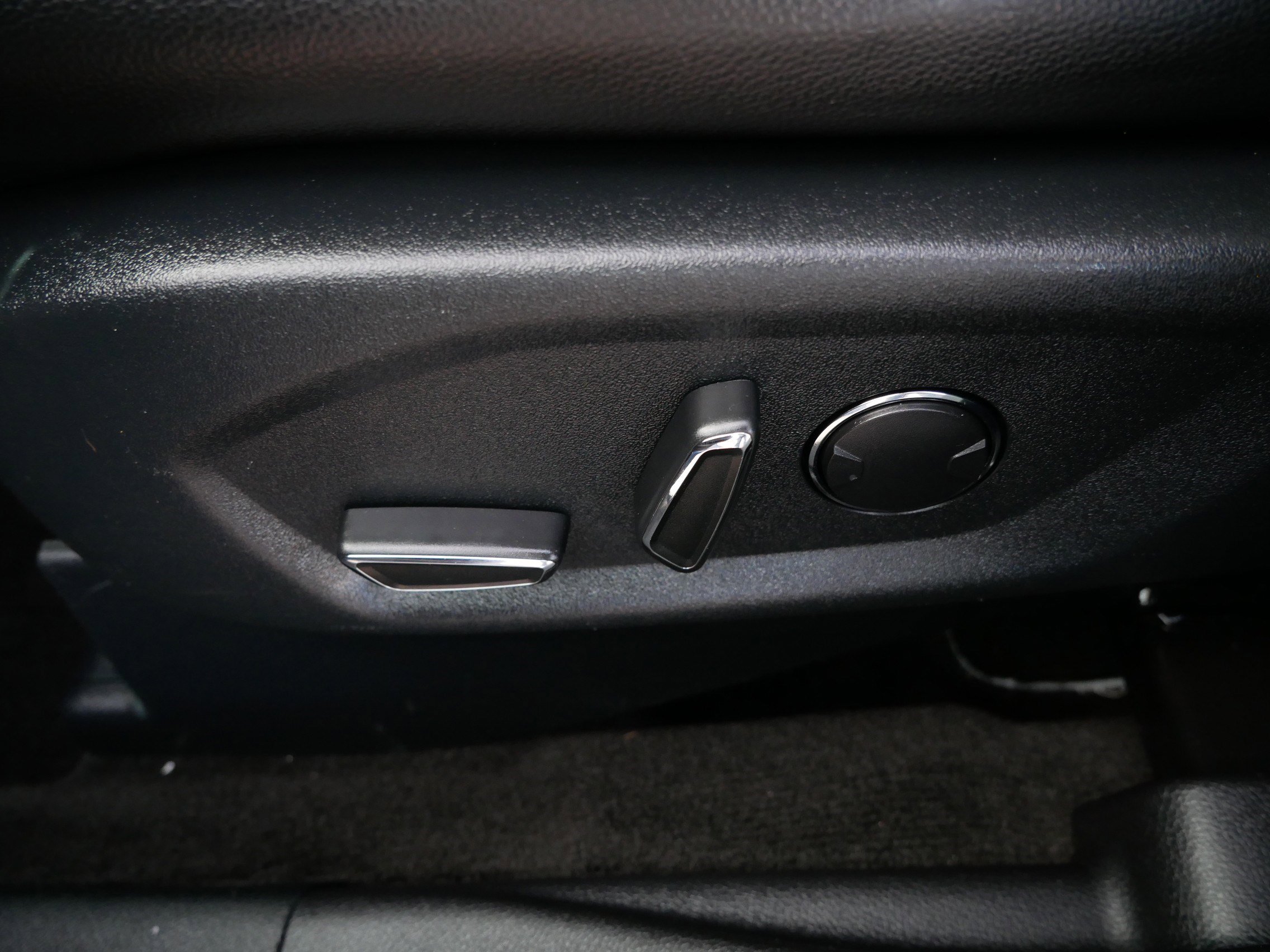 Used 2018 Ford Explorer XLT w/ Equipment Group 202A image 20