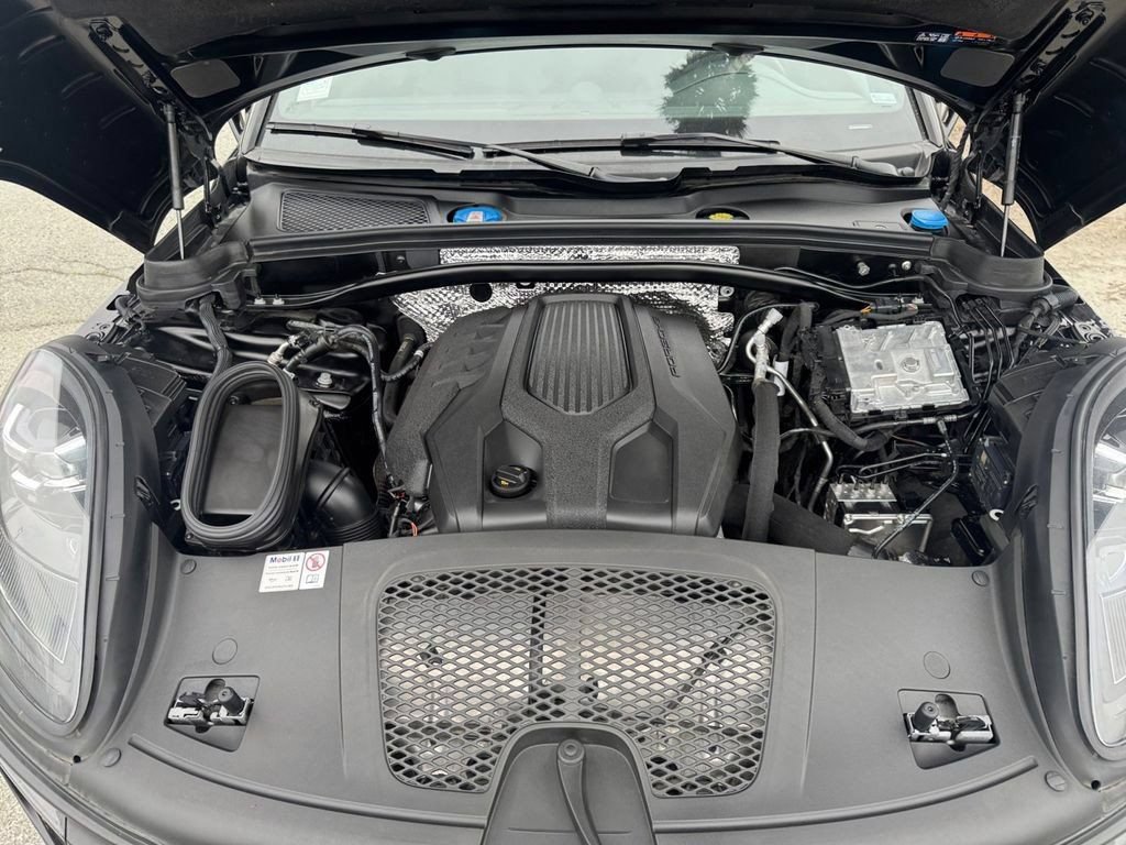 Used 2024 Porsche Macan AWD/4WD image 38