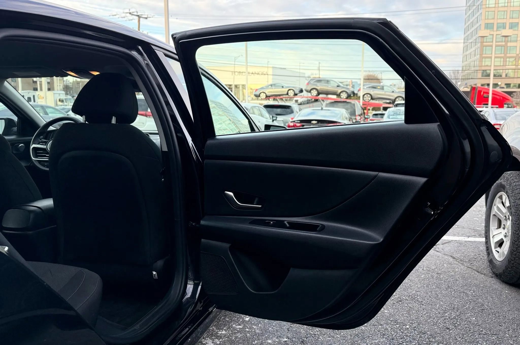 Used 2021 Hyundai Elantra SE w/ Cargo Package image 27