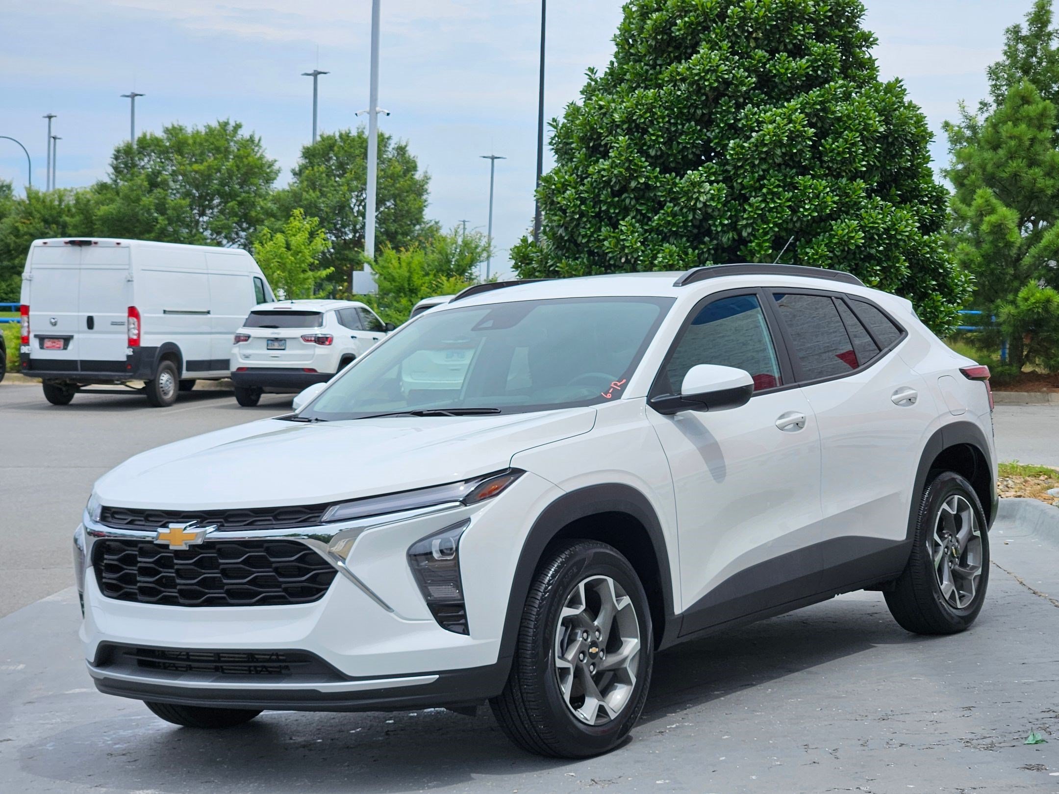 Used 2025 Chevrolet Trax LT w/ LT Convenience Package FWD image 3