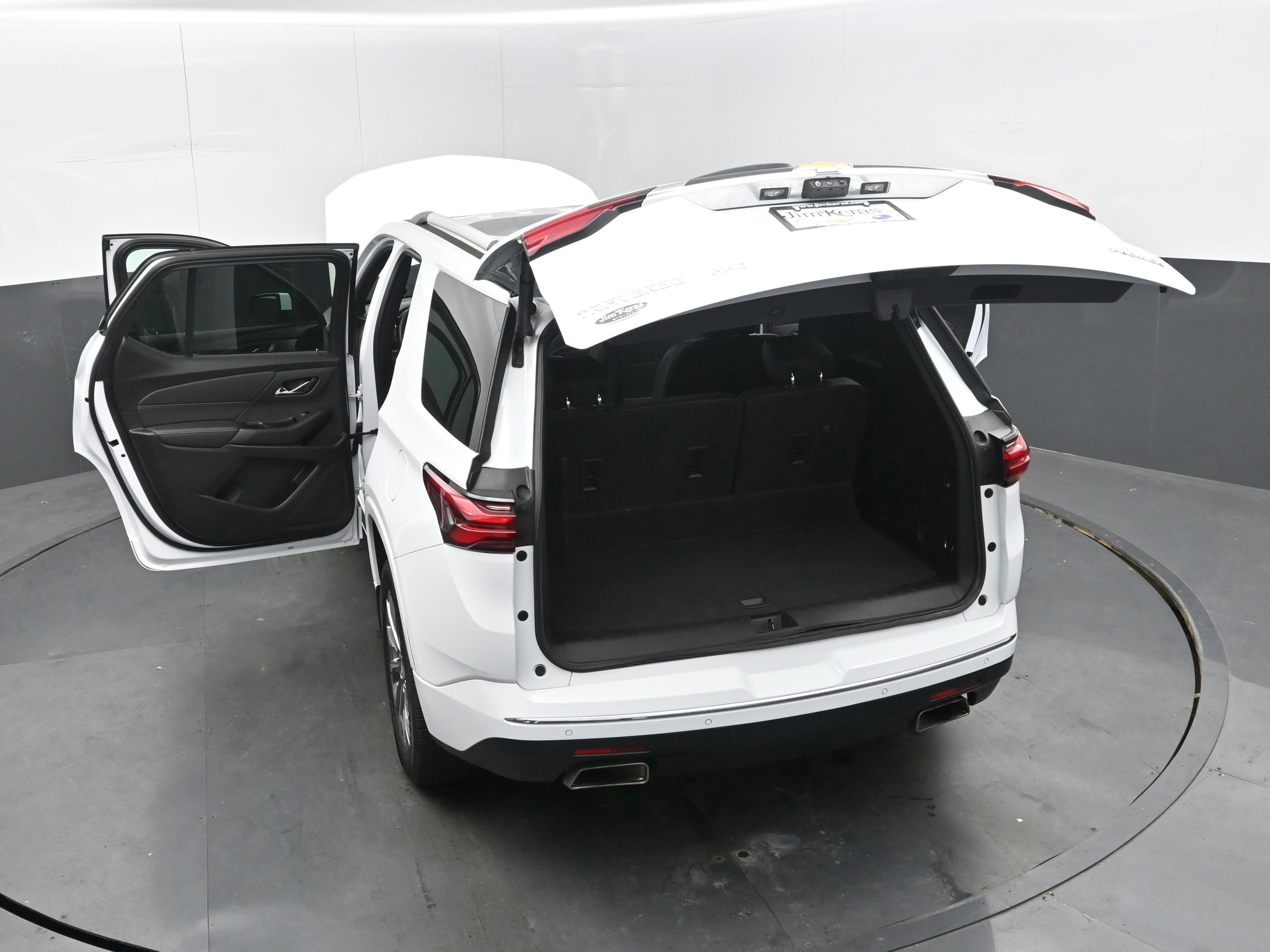 Used 2023 Chevrolet Traverse Premier image 44