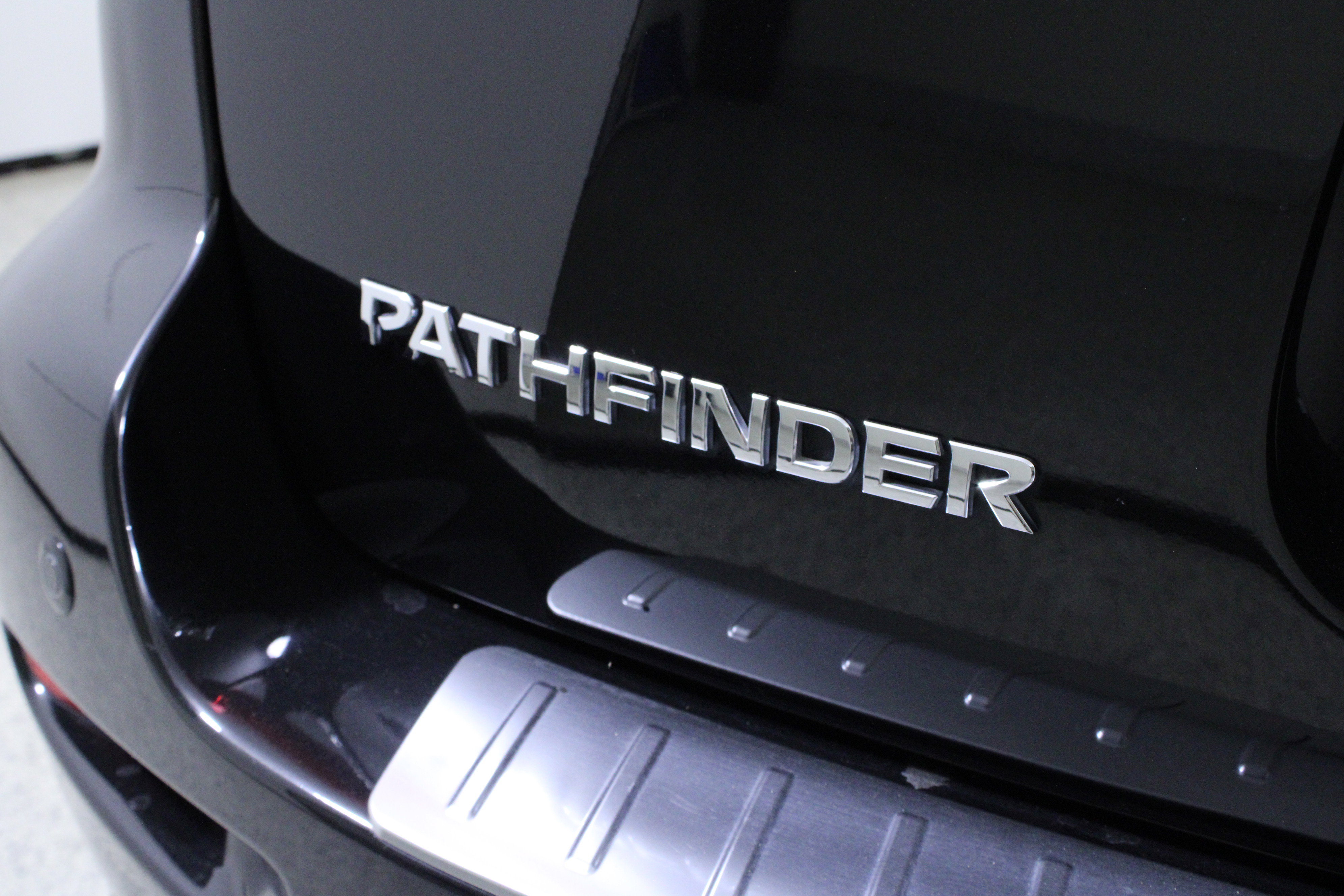 Used 2020 Nissan Pathfinder S image 9