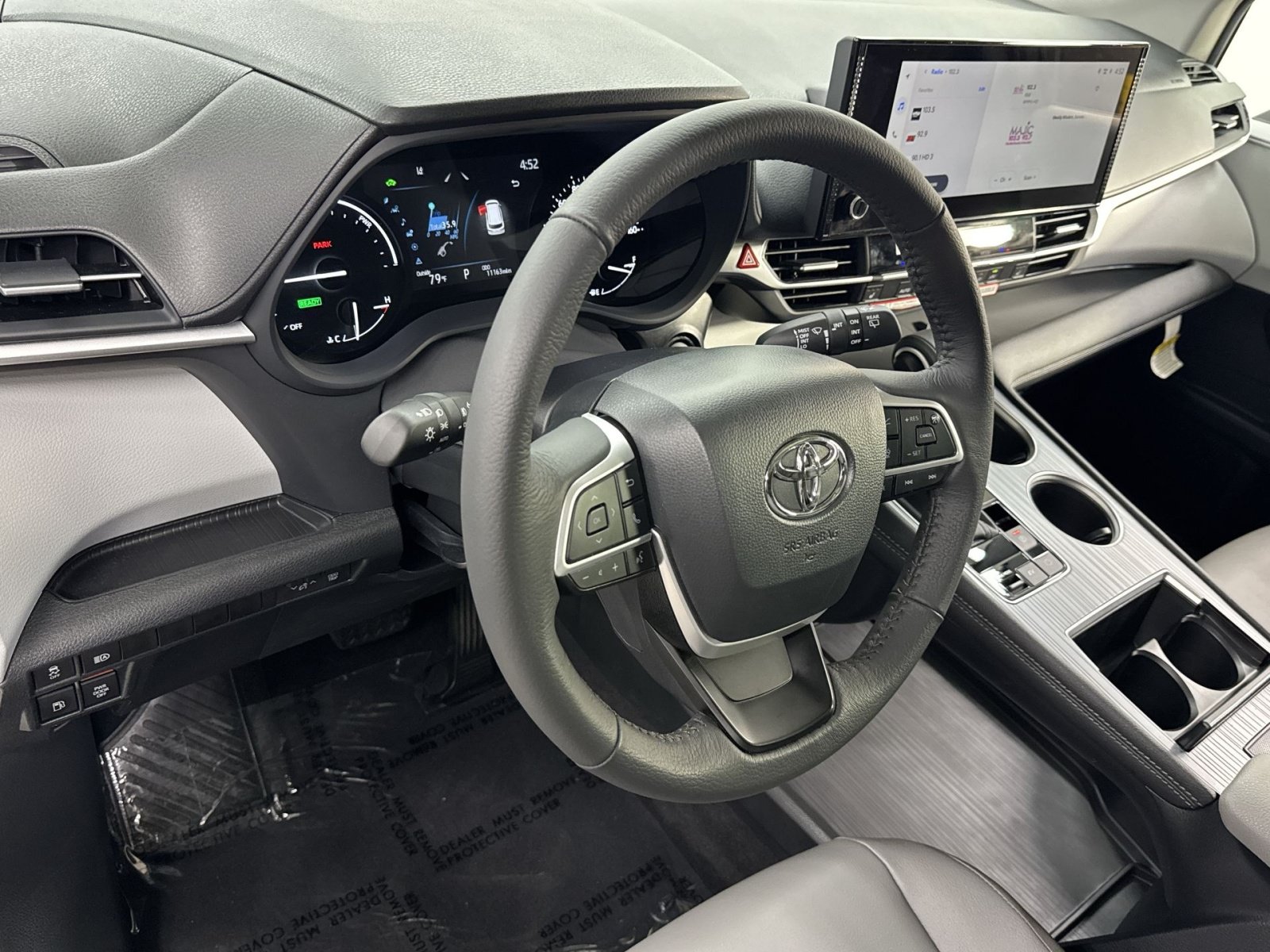 Used 2026 Toyota Sienna XLE FWD image 13