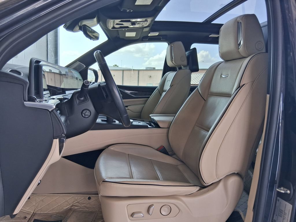 Used 2023 Cadillac Escalade Premium Luxury w/ Performance Package AWD/4WD image 18