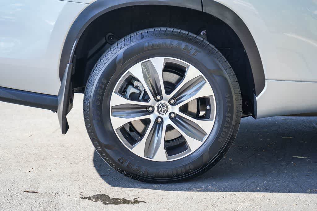 Used 2021 Toyota Highlander XLE AWD/4WD image 8