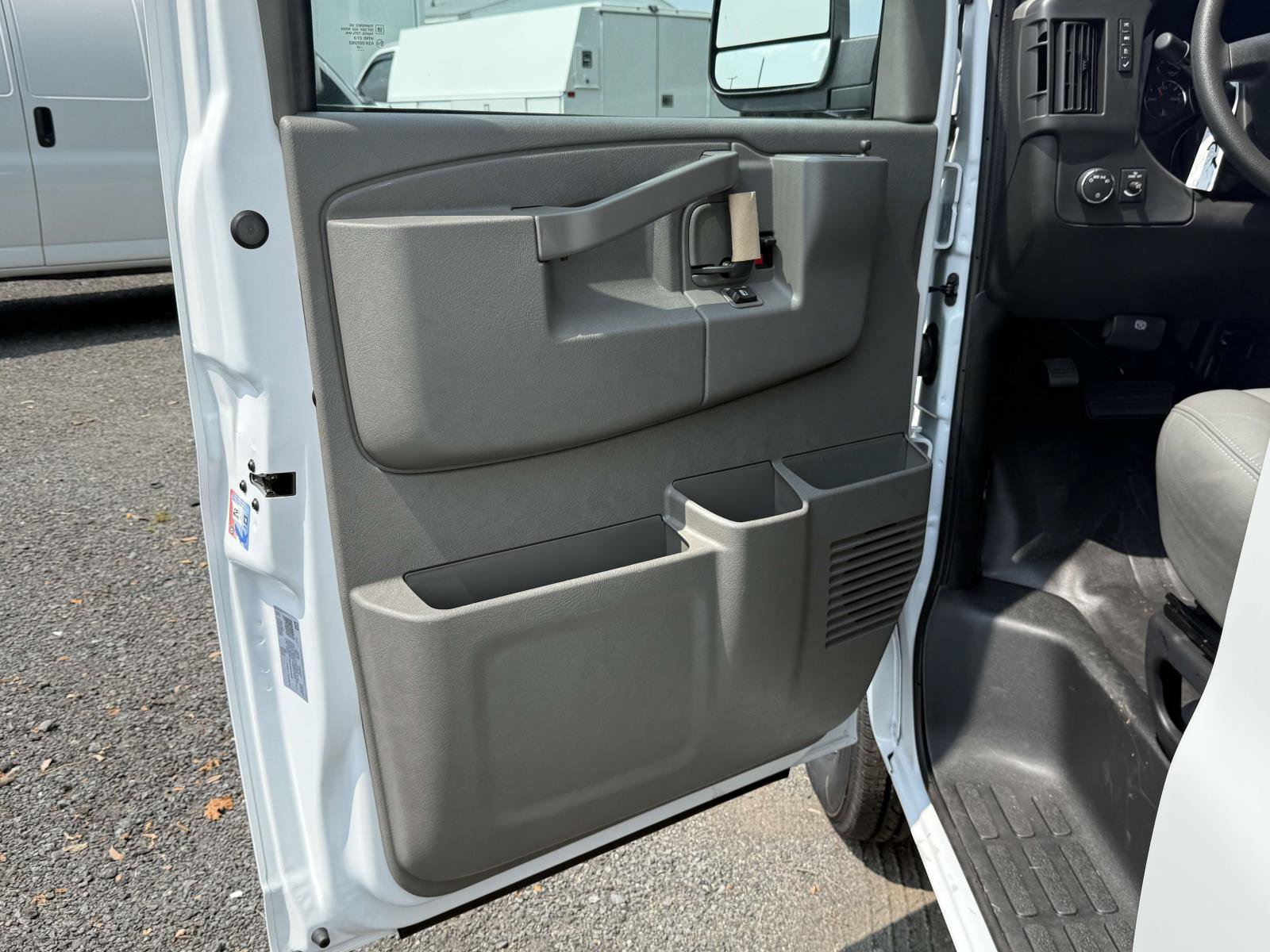 New 2025 Chevrolet Express 3500 Extended RWD image 8