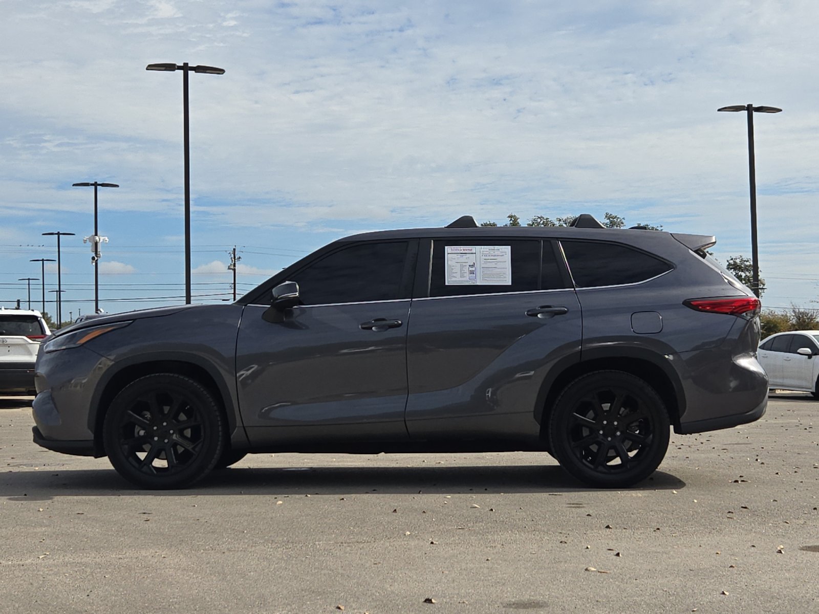 Used 2023 Toyota Highlander LE FWD image 2