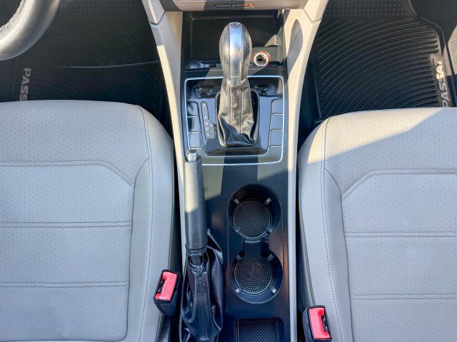 Used 2018 Volkswagen Passat 2.0T R-Line w/ R-Line Lighting Package FWD image 11