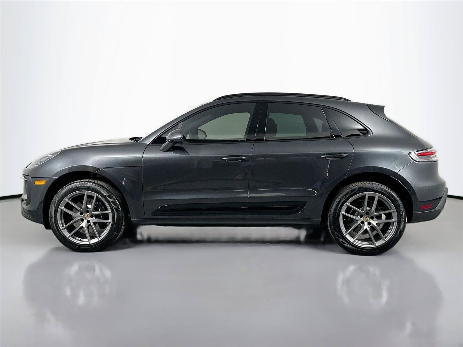 Certified 2025 Porsche Macan AWD/4WD image 2